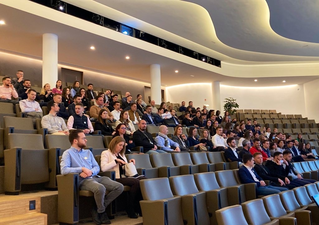 Ce matin, j’étais bien entourée avec nos nouveaux embauchés de l’année 2021. Ils sont 167 à avoir rejoint le <a href="/CAAtlantVendee/">CA Atlantique Vendée</a>. Preuve de notre politique volontariste d’embauche, de notre confiance ds le potentiel du territoire et conviction dans notre modèle humain et de proximité