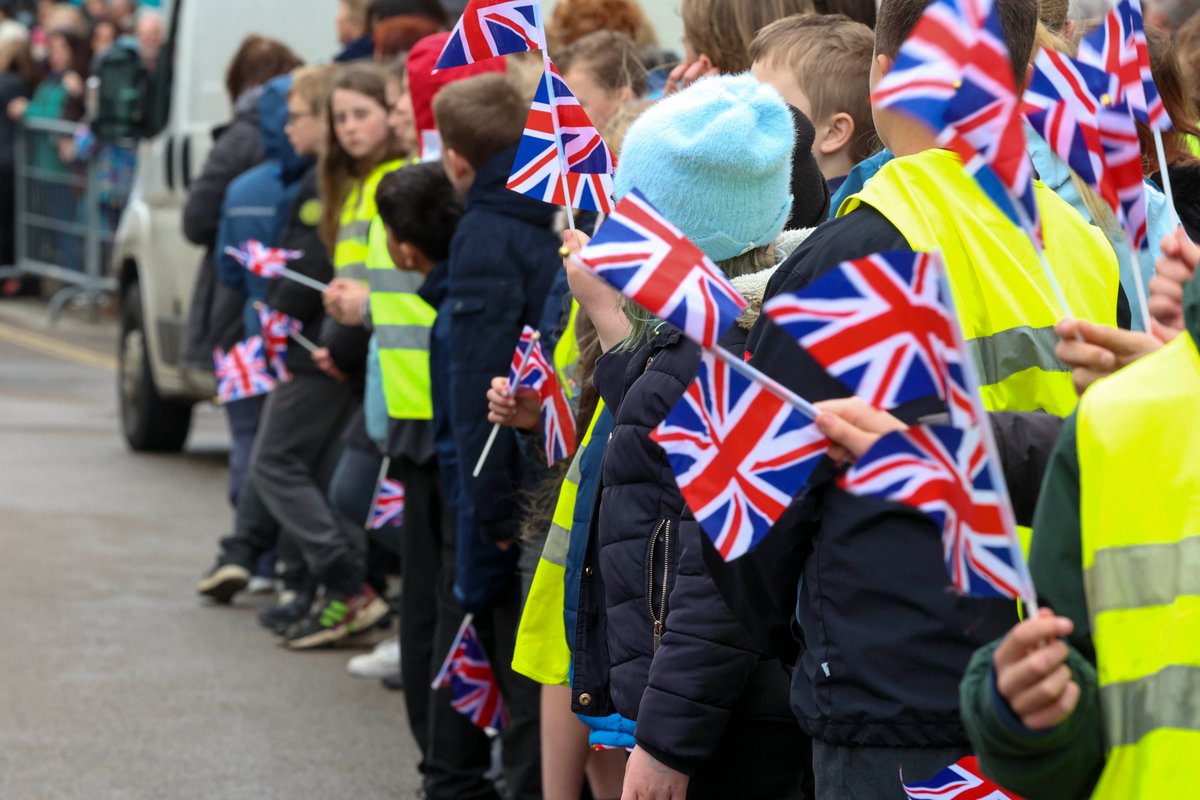 JoryMundy's tweet photo. The Parade was moved to April to celebrate @RNASCuldrose 75 anniversary which also saw a flypast of a Merlin which are stationed in Helston. #helston #cornwall #kernow #rnasculdrose #freedomofhelston #HMSseahawk #merlin https://t.co/e80edXRwAc