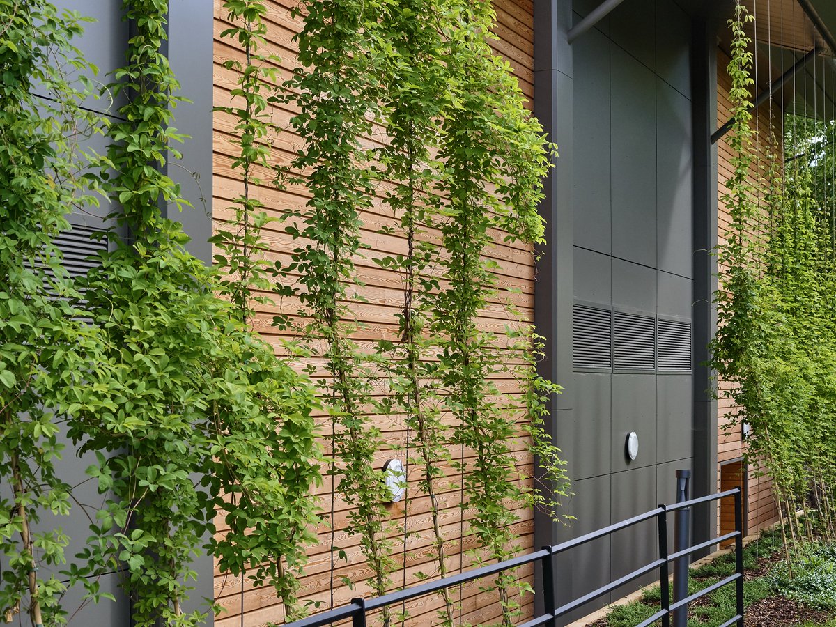 Collinsonplc's tweet photo. With a @BRE_BREEAM rating of excellent, our #traditionalconstruction division seamlessly delivered this two-storey multi-use facility including a reception area, fitness suite, changing facilities, fencing piste, viewing gallery, a sedum roof and #livingwall for @BadmintonSch. https://t.co/ZYRVs0qrlP
