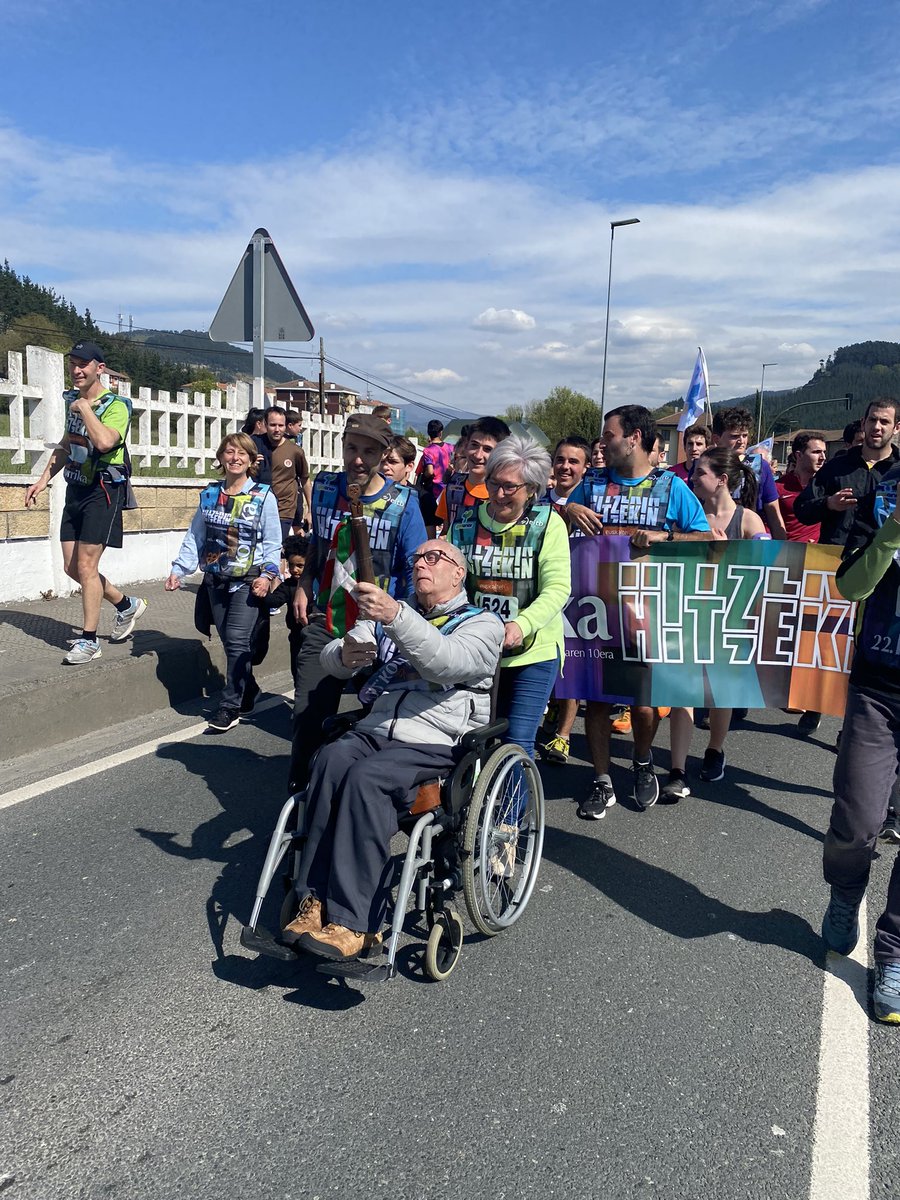 Eta beraien arbasoek hartu dute lekukoa #Bedia-n, euskaltzale sutsuak, #KORRIKA babesleak eta transmisioa bermatzen! #Hitzekin