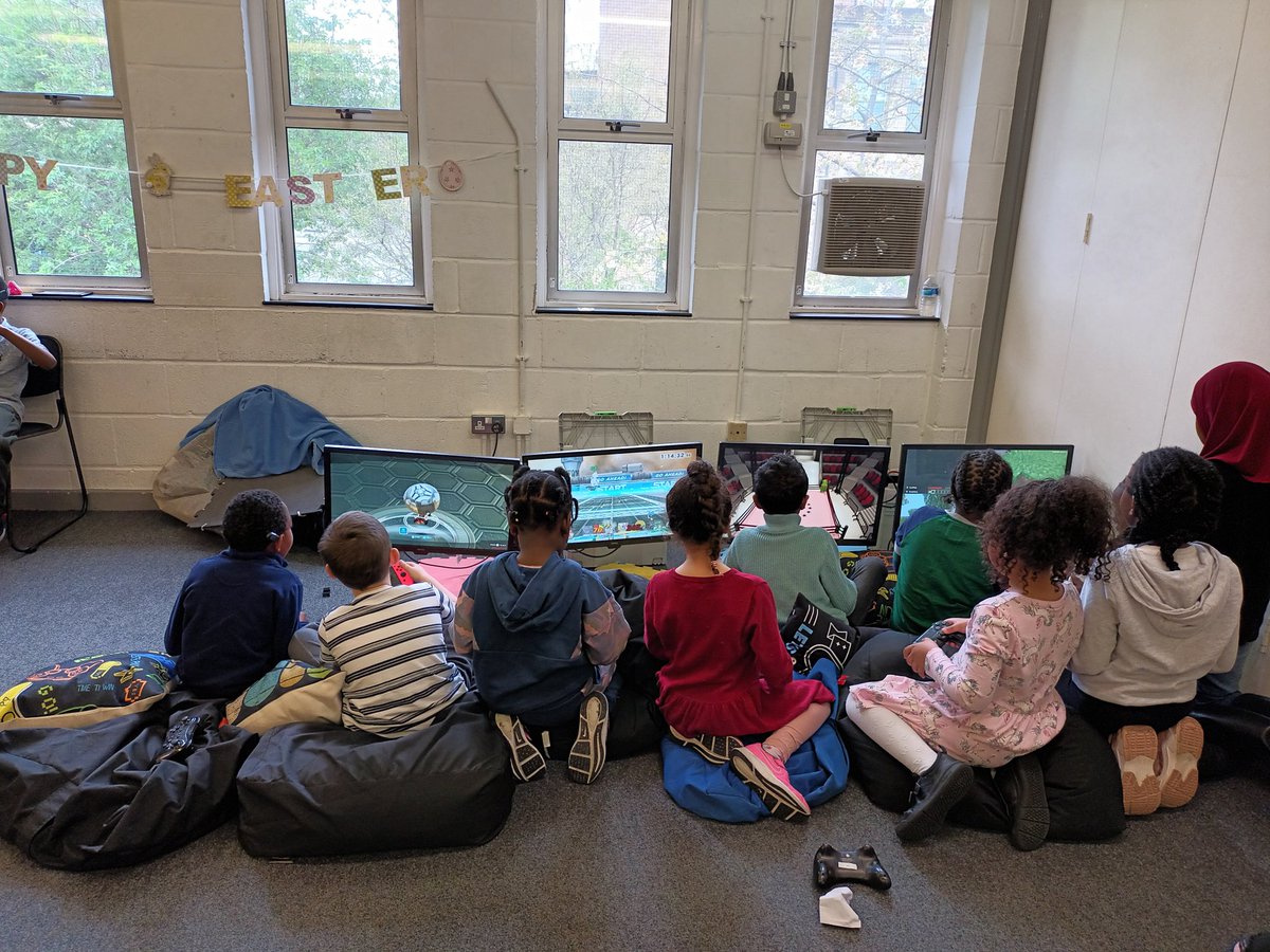 isensorycic's tweet photo. ISENSORYCIC Easter Haf programme has been going well.#wandsworthhafprogram #SEND #sendance #sendchildren and thanks to @PopUpArcadeUK @Better_YGLib https://t.co/xLCQuO6J9I