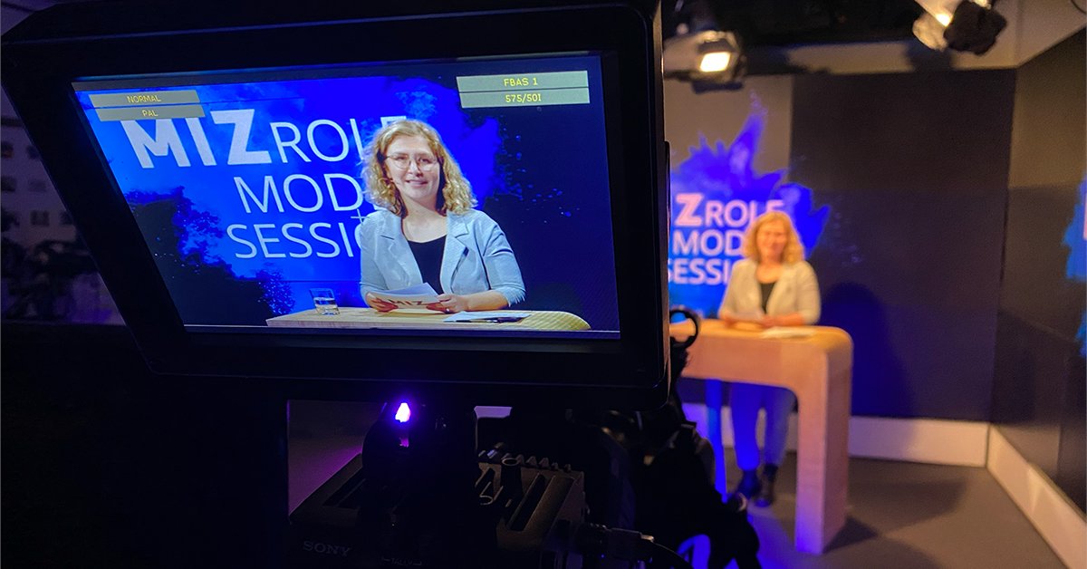 Es geht los mit der #rmsdigital! Moderatorin <a href="/SarahHeubi/">Sarah Heuberger</a> begrüßt, wir freuen uns auf vier spannende Pitches unserer Projektteams #Lokalkomplizen, Snaque, <a href="/Vertical_52/">Vertical52</a> &amp; <a href="/news_briefs/">Newsbriefs</a> – und auf konstruktives Feedback von Jan Ippen (@ID_gmbh) &amp; <a href="/alehaderlein/">Alexandra Haderlein</a>.