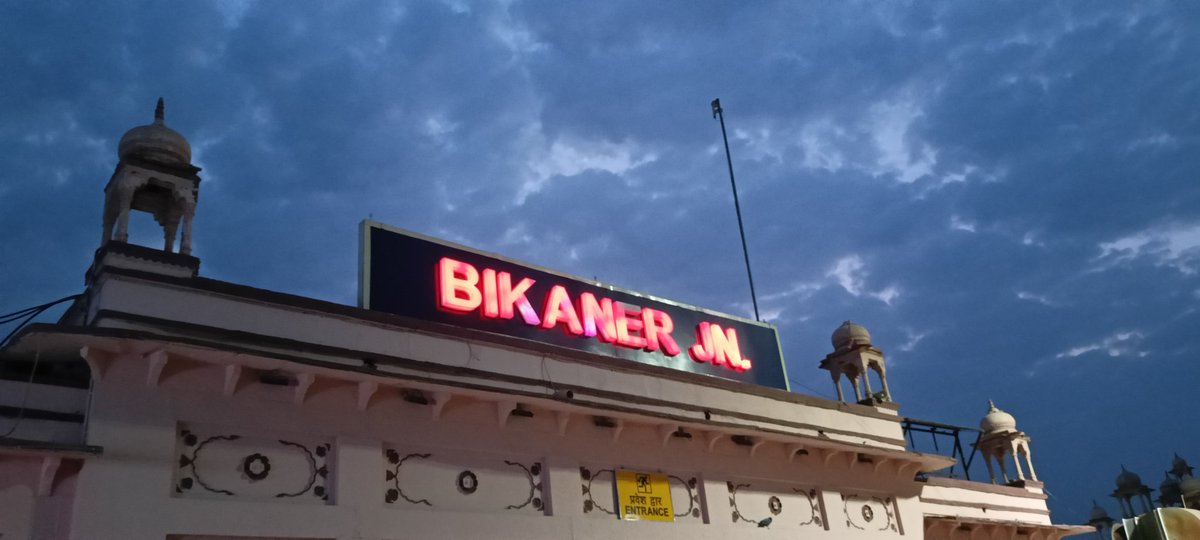 VloggingTales's tweet photo. Beautiful Scenes at Bikaner Junction (Rajasthan, India) 😍

#IndianRailways #VloggingTales #Bikaner https://t.co/EYcpy7ndMm