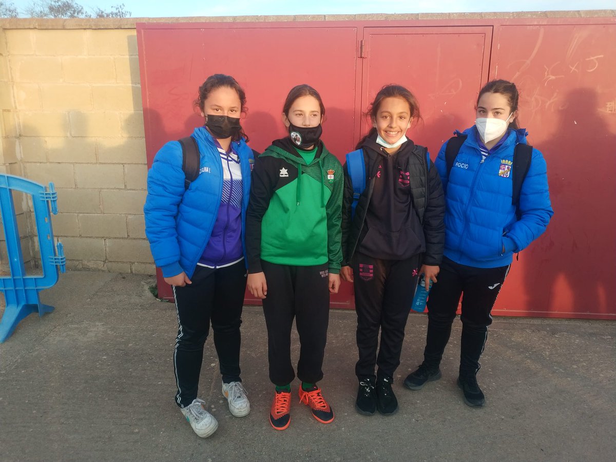 Ayer martes, Laura de la Cruz,jugadora del equipo Alevín A,disfrutó de su primer entrenamiento con la Selección de CyL sub12.
Tuvo la oportunidad de participar en el entreno con 3 jugadoras palentinas: Yaiza del San Antonio,Carolina y Rocío del C.D. Palencia FF
📸 Iván de la Cruz