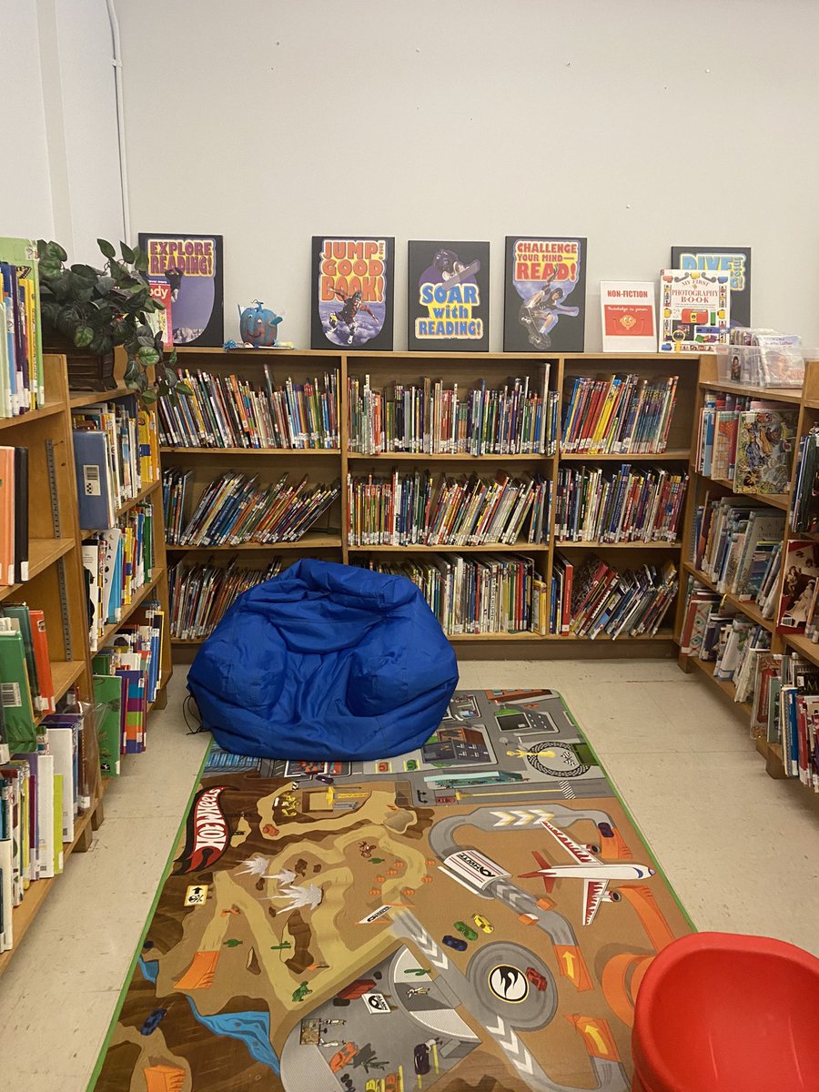 MrCodner's tweet photo. So many great literacy options here at @SFOAschool between makerspace, green screen and all of the amazing reading choices @DrAnneBurke1 https://t.co/Dg67PZQHat
