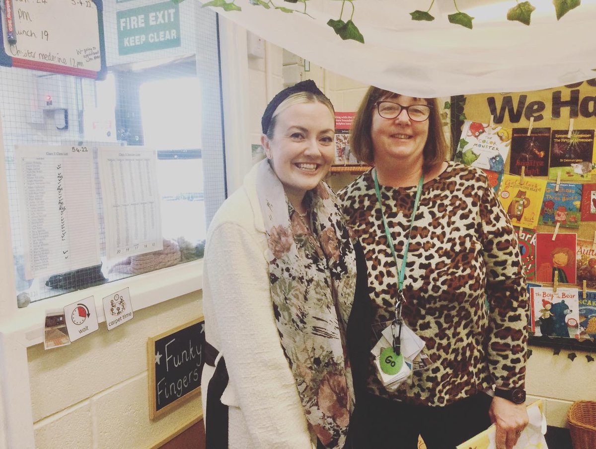 LanguageBoxSLT's tweet photo. So much fun surprising the fabulous @EllergreenNS staff yesterday! 💜🥇🍬 

Their dedication, consistency &amp; openness to think outside the box in ways to individualise communication support is second to none. 

#LBawards #Commitmenttocommunication https://t.co/FMvgl3W1Yx