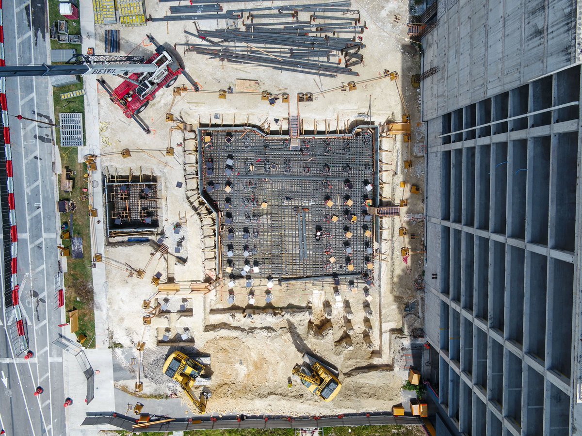 kaufmanlynn's tweet photo. We have incredible new aerials to share with you from our Miami Worldcenter jobsite! The stunning new 40-story tower will feature  ground floor retail.

#MiamiWorldcenter #Construction #TowerConstruction #Miami https://t.co/hEE0qxrH19