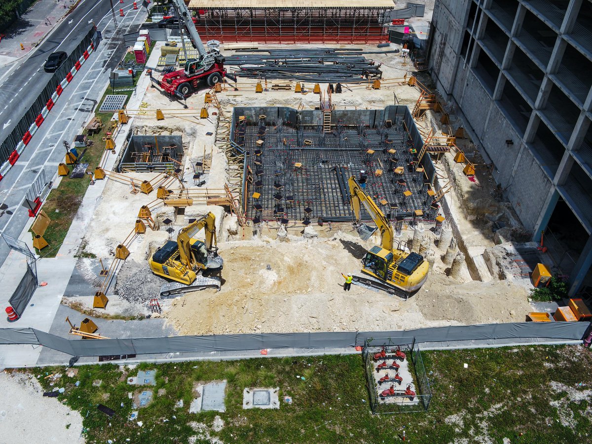 kaufmanlynn's tweet photo. We have incredible new aerials to share with you from our Miami Worldcenter jobsite! The stunning new 40-story tower will feature  ground floor retail.

#MiamiWorldcenter #Construction #TowerConstruction #Miami https://t.co/hEE0qxrH19