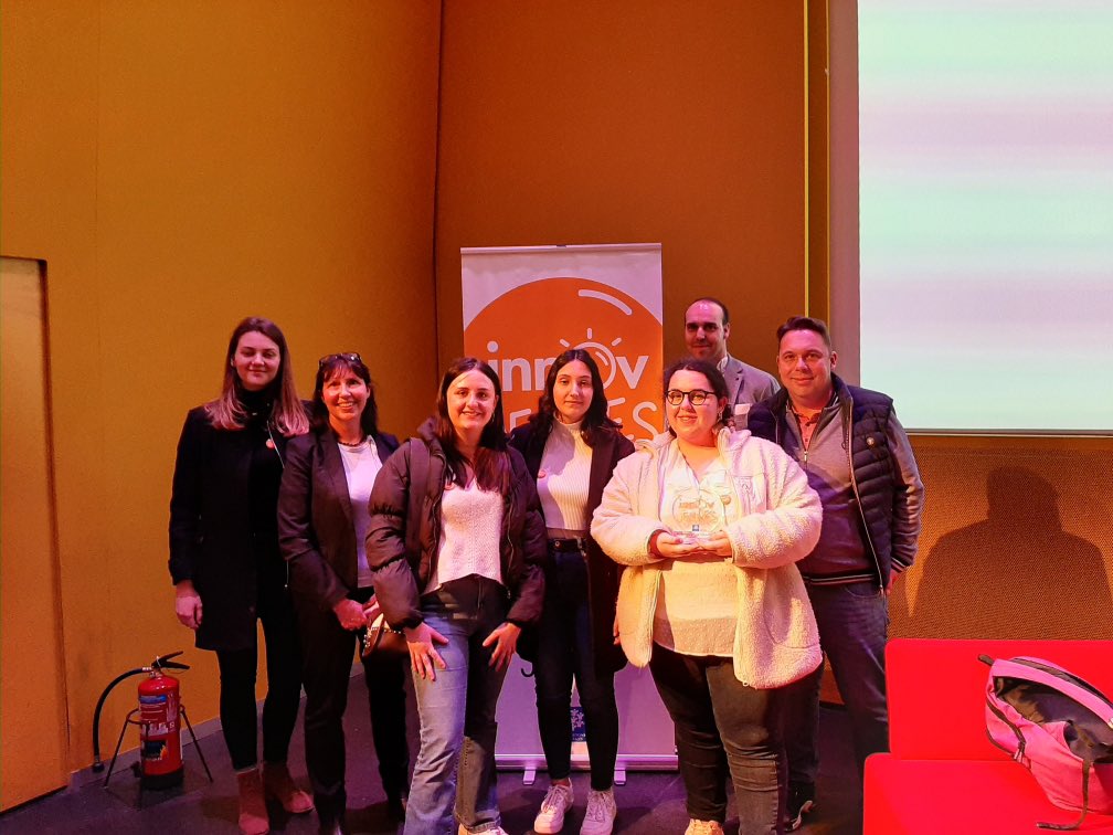 Cérémonie de remise des prix à paris dans le cadre de l’appel à projet innov jeunes de la <a href="/cnaf_actus/">Allocations Familiales</a> félicitations chaleureuses aux jeunes filles de la maison de quartier des banchais à Angers pour le projet colori-age, soutenu avec plaisir par la @caf49_actus <a href="/Permisdagir/">Permis d'agir - caf49</a> 👏👏