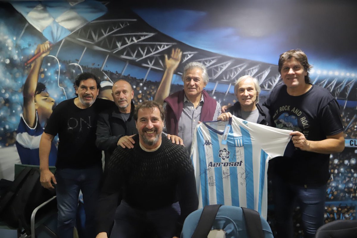ubaldofillol's tweet photo. Linda noche con parte de la banda de @RacingClub con la que conseguimos la #Supercopa88. Siempre es un placer verlos, muchachos.
Un lujo las pizzas de @hugohlamadrid. https://t.co/qS0HYKRAlH