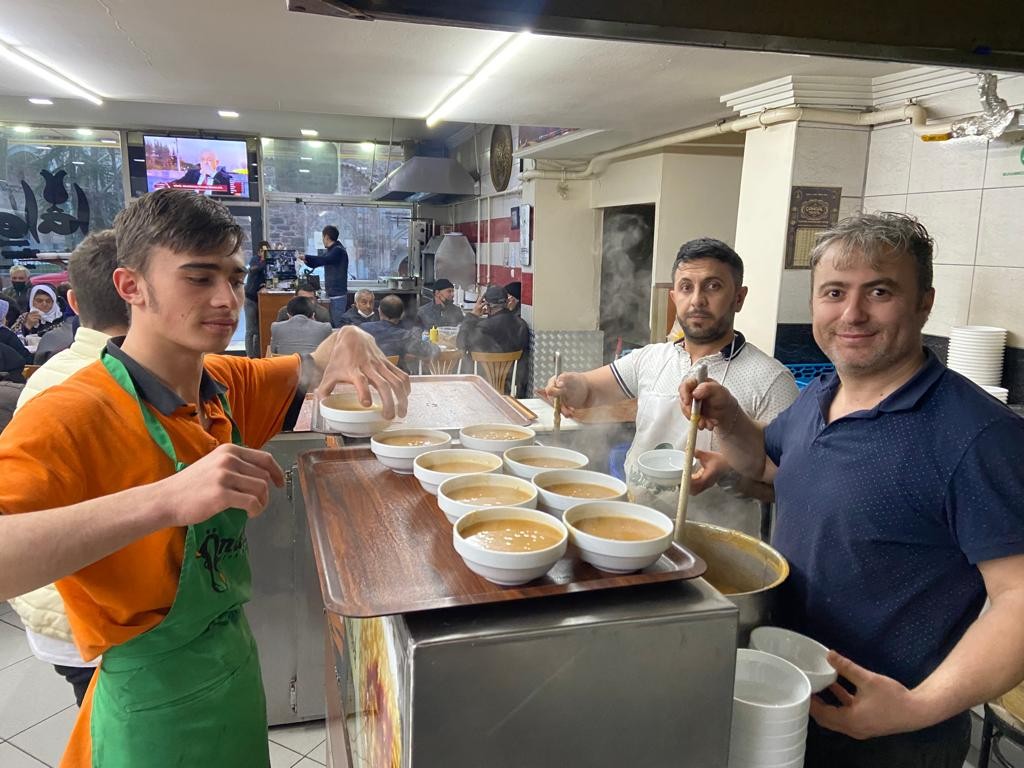 dailyislamist's tweet photo. 🔴 Afyon'da 15 yıldır ihtiyaç sahiplerine ücretsiz iftar veren lokanta, bu sene de uygulamasına devam ediyor. https://t.co/I0qKjTxpGP