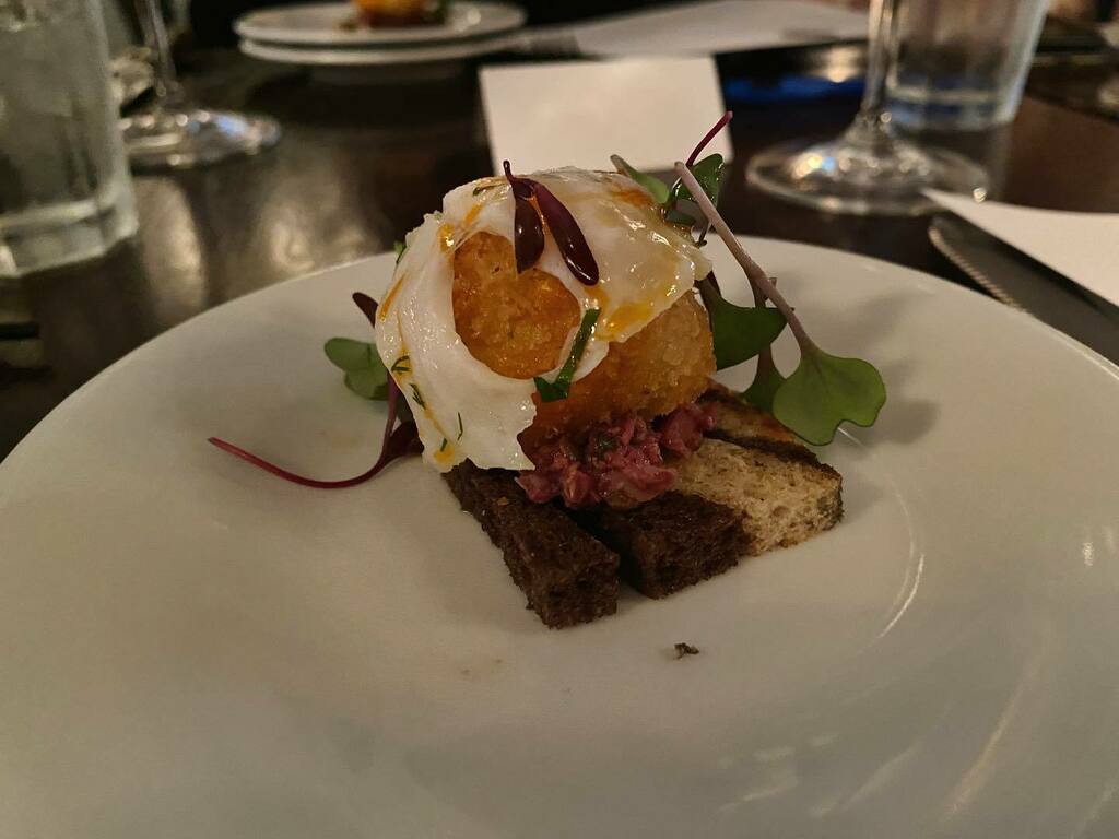 For “The Last Supper”, what better way than to do a girls night wine dinner at Lyon Hall? Full wine and food pairing menu for this Loire Valley wine dinner on my stories and on the last slide! // 🥂Welcome Course - cod brandade 1️⃣st Course - smoked trout  2️⃣nd Course - grilled …