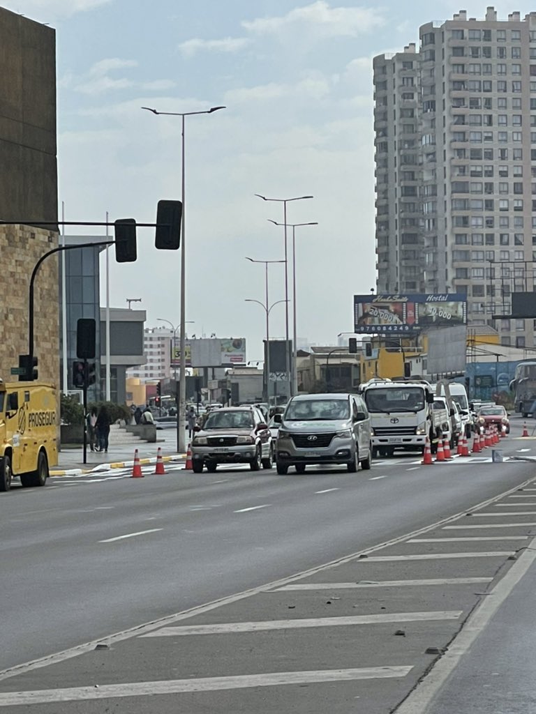 RX_MR's tweet photo. En serio a nadie se le ocurre pintar los pasos de cebra en la noche wn!!!
Frente a la municipalidad de #antofagasta el taco está hasta victor jara!!! https://t.co/N5O8iSk5pm