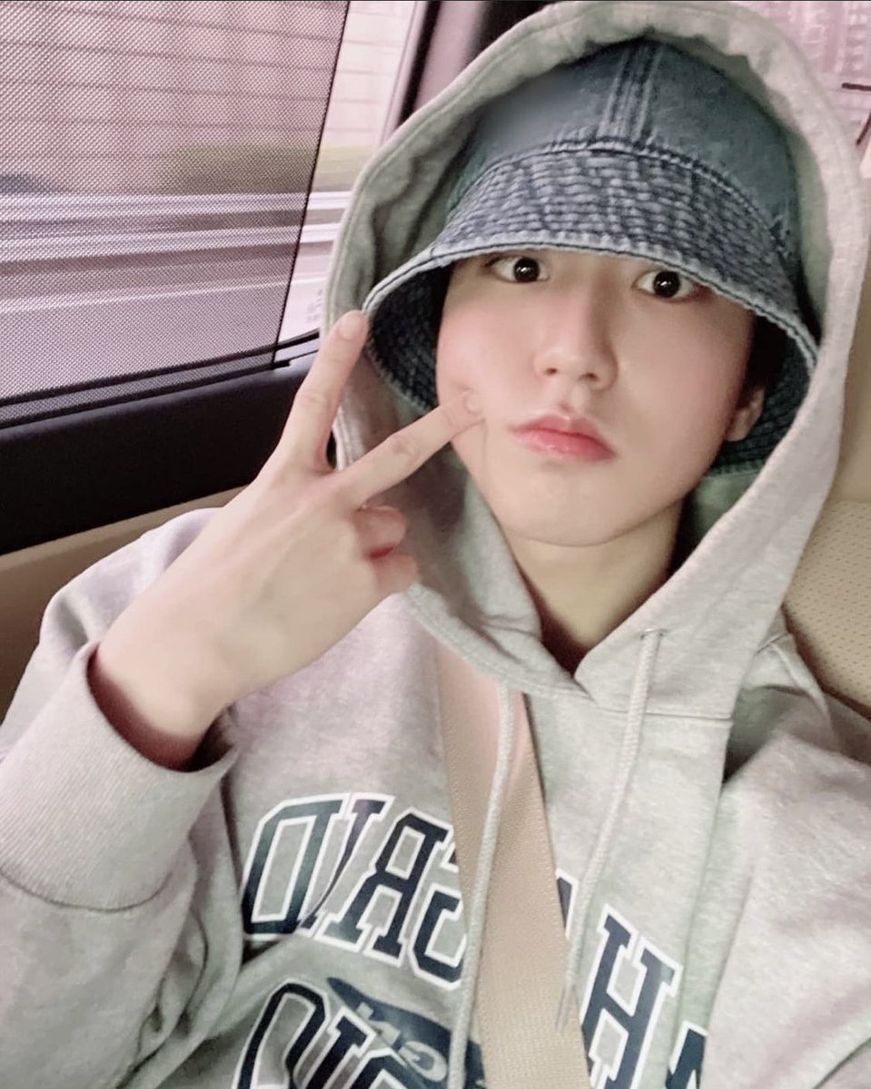 StrayKidsPHL's tweet photo. [📸] 220406 Stray Kids Instagram Update

"The plump cheeks of spring
#loveyou #STAY #EatWell #GoingAround"

#HAN #한 #HANJISUNG #한지성 #StrayKids #스트레이키즈 #ODDINARY #MANIAC @Stray_Kids 

©️StrayKidsPHL ☁️

🌻 https://t.co/YmKUe0Qxnc
