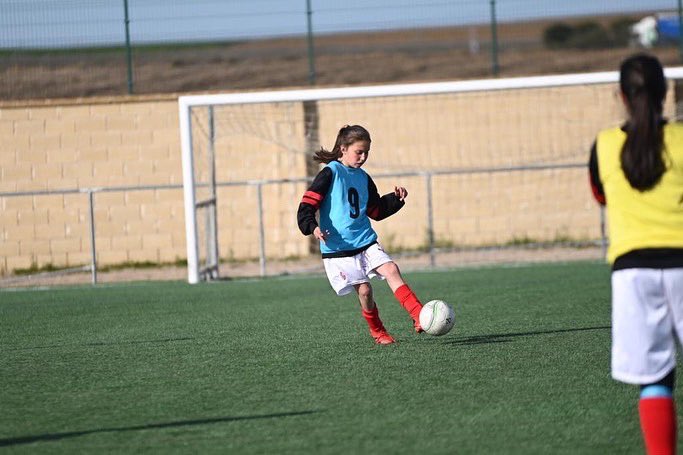 racingbenavente's tweet photo. Ayer Lara,
disfrutó del entrenamiento de preselección de
la selección Sub-12 femenina de la
@fcyIf_oficial
Nos consta que ha disfrutado muchísimo de esta magnífica experiencia
¡A seguir trabajando para repetir!
#juntosnuestrocorazonlatemasfuerte
#somosformación
#proyecto3.0 https://t.co/YSFYLnw5jk