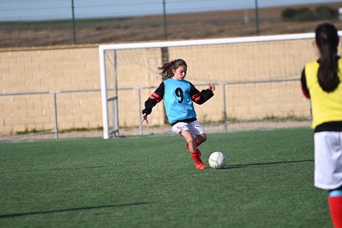 racingbenavente's tweet photo. Ayer Lara,
disfrutó del entrenamiento de preselección de
la selección Sub-12 femenina de la
@fcyIf_oficial
Nos consta que ha disfrutado muchísimo de esta magnífica experiencia
¡A seguir trabajando para repetir!
#juntosnuestrocorazonlatemasfuerte
#somosformación
#proyecto3.0 https://t.co/YSFYLnw5jk