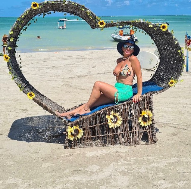 sulfashion's tweet photo. 🌟A empreendedora Lucy Castanha Eberhardt aproveita dias maravilhosos de férias por uma das praias mais requisitadas do nordeste, a bela Maragogi, em Alagoas. E a musa não moderou nos clicks e fez lindos registros dessa tour.

📸Divulgação

#sulfashion #gentequebrilha #maragogi https://t.co/6ziBCsZEJn