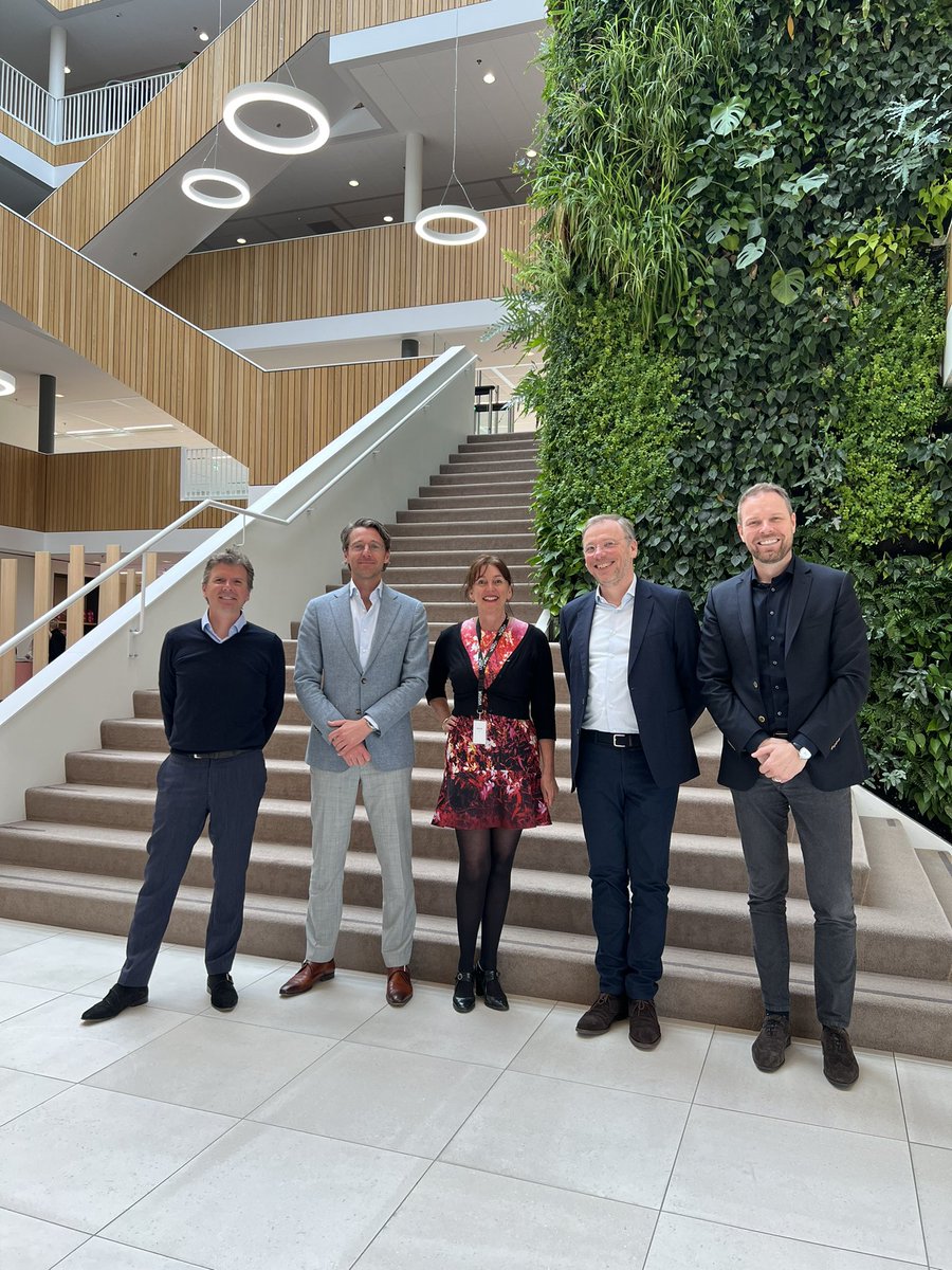 marjaruigrok's tweet photo. Werkbezoek aan @LOrealGroupe in Hoofddorp. Doordrenkt van #duurzaamheid #cradletocradle #zonnepanelen #verticaletuin #bewustzijn @Park2020NL Weetje: eerste product was haarverf (logisch) gemaakt in de keuken van de oprichter in 1909 π https://t.co/zJPSb095MA