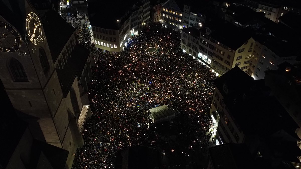 Gemeinsam aufstehen für die Demokratie.
#StandUp4Democracy ist jetzt auch online! Mehr Infos unter 4democracy.ch. Folge uns auf Twitter und Insta. 
#Demokratie #GemeinsamAufstehen #GegenAutokratie #GeradeJetzt