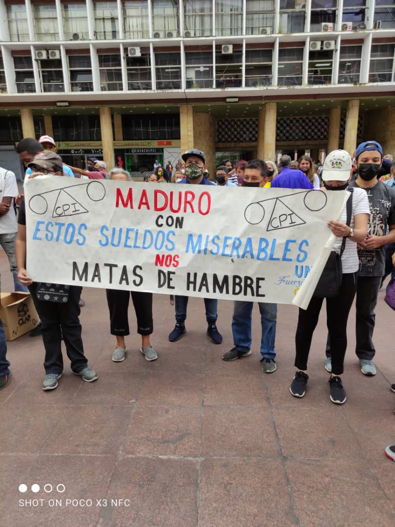 MilitanteVida's tweet photo. Sindicatos, jubilados, organizaciones políticas de izquierda ahora mismo en Plaza Caracas, en protesta contra los bajos salarios y el alto costo de la vida. 
#SoloElPuebloSalvaElPueblo https://t.co/JbvJzLLiWT