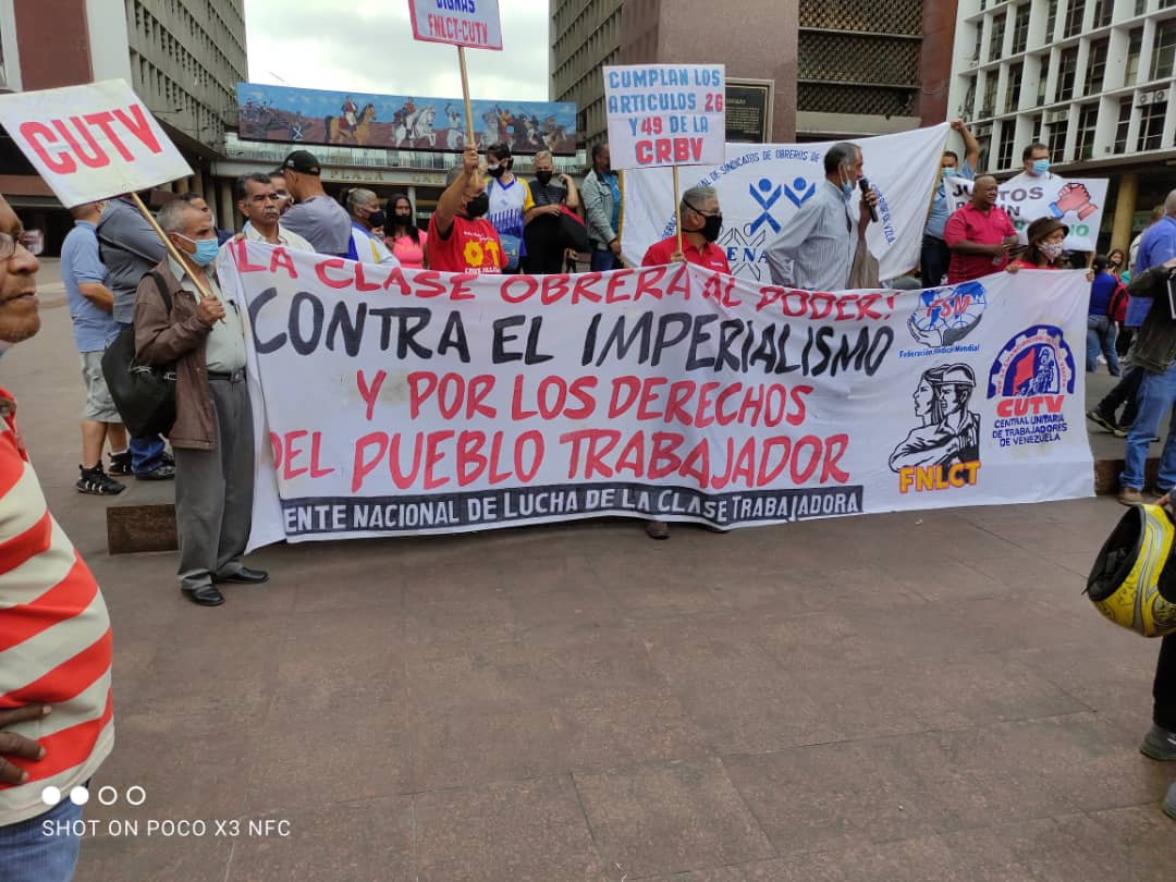 MilitanteVida's tweet photo. Sindicatos, jubilados, organizaciones políticas de izquierda ahora mismo en Plaza Caracas, en protesta contra los bajos salarios y el alto costo de la vida. 
#SoloElPuebloSalvaElPueblo https://t.co/JbvJzLLiWT