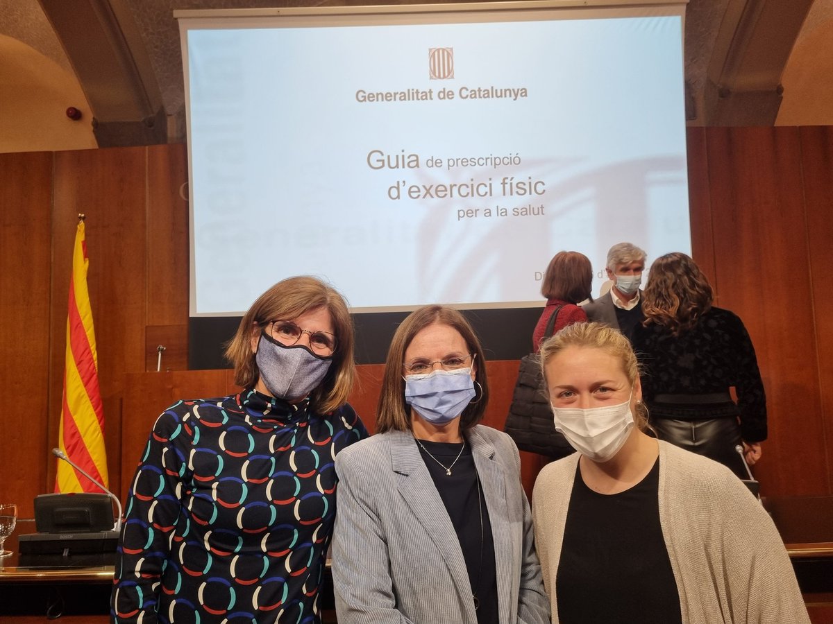 Contenta i satisfeta de poder presentar la guia de prescripcio d'exercici fisic com a codirectora i molt honrada de comptar amb dos autores de gran potencial: Pat vidal <a href="/PATpataplaf/">pat vidal</a> i Anna Yuguero, fisoteraputes de l'àrea d salut de @clubsclaror #moulavida #guiaPEFS2022 #DMAF2022