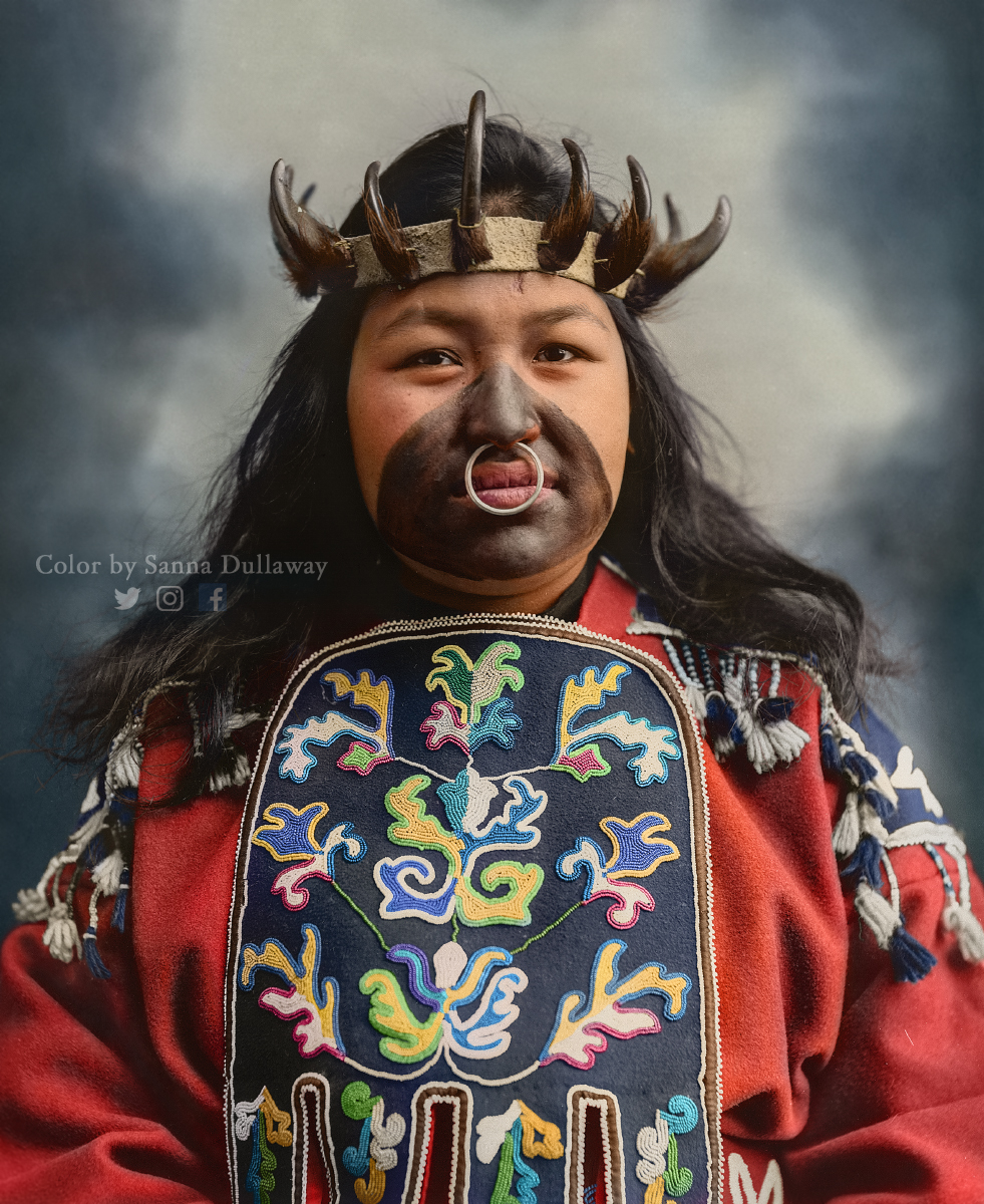 PastInColor's tweet photo. Kaw-Claa, a Tlingit woman in potlatch dancing regalia, Pacific Northwest Coast. 1906
#20DaysofNativeColors 📸 13/20
#colorized #colorization #tlingit #firstnations #pnw #Indigenous #indigenouspeople #indigenoushistory #septum #native #nativeamerican #nativeamericanhistory https://t.co/Sp12uVIa9L