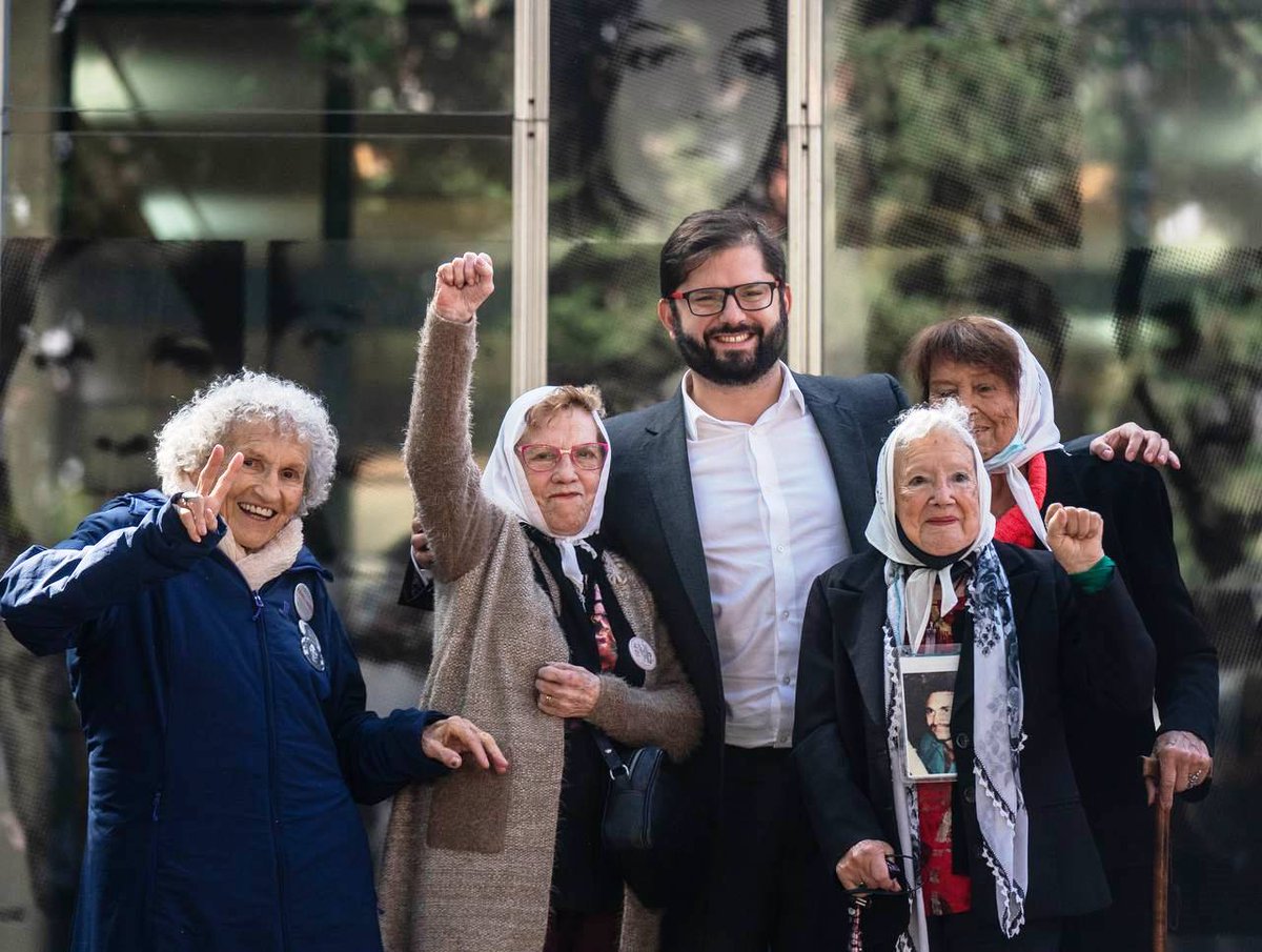 🗣️ “Si estamos aquí es gracias a los que por aquí pasaron. Hay quienes creen que recordar esto es meter el dedo en la llaga, pero es para que no vuelva a pasar”, dijo <a href="/gabrielboric/">Gabriel Boric Font</a> tras su visita al <a href="/MuseoSitioESMA/">Museo Sitio de Memoria ESMA</a> con Buscarita Roa, nietos y nietas

Nota➡️abuelas.org.ar/noticia/si-est…