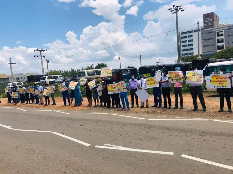 rajeevmenonsl's tweet photo. 📸 #Killinochchi Hospital
📸 #Hambanthota Hospital
📸 #Pothuvil Hospital
📸 #Ampara Hospital
📸 #Thambuththegama Hospital

#healthcareworkers #SaveLives #enoughisenough #corruptpoliticians #SriLanka #lka #healthcrisis https://t.co/haUrhSeO2T