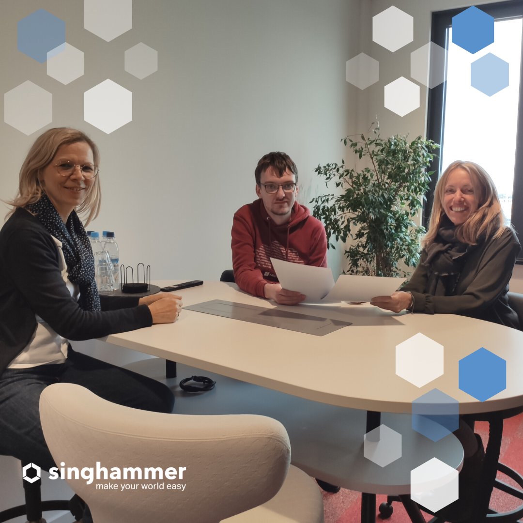 SinghammerIT's tweet photo. Unser Azubi Christoph Caesar hat gestern erfolgreich seine Ausbildung bei Singhammer beendet - herzlichen Glückwunsch, lieber Christoph! 🏅In einem von unseren neuen fancy Konferenzräumen haben wir ihm das IHK-Zertifikat verliehen😊#itjobs https://t.co/9ItBW4WGS1