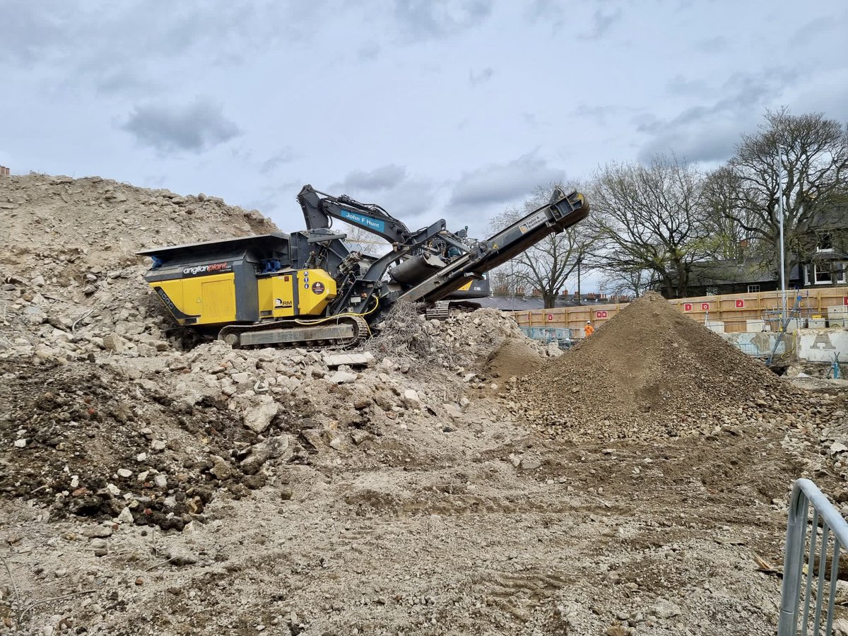 AnglianPlant's tweet image. One of our @rubblemasteruk crushers doing what it does best, crushing it 🤜🤛 

High output in a compact city centre location.

Get in touch for a quote:
📞 01603 975000
📧 hire@anglianplant.com

#rubblemaster #crusher #concrete #crusher #recycle #reuse #anglianplant