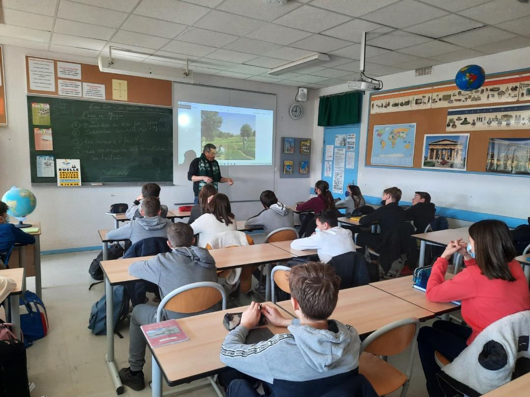 CollegeCasteret's tweet photo. Parler de l'accès à l'#eau aux élèves de 5e s'inscrit dans les programmes de SVT et d'HG. C'est aussi construire le #ParcoursCitoyen en les faisant réfléchir à une utilisation raisonnée de l'eau ou à un engagement associatif avec #EauVive pour aider les populations d'Afrique #E3D https://t.co/8nqWZxRFNh