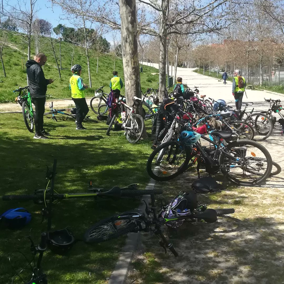CeipHernanC's tweet photo. Hoy ruta en bici con los chic@s de sexto. Hemos ido por la casa de campo, Madrid Rio y hemos llegado hasta el parque Lineal del Manzanares. Nos han acompañado algunos padres. Gracias, que disfrute. @CeipHernanC #bicibus #proyectostar #stars #jmdlatina #primaria #profes #bicicleta https://t.co/gGXO0rvsMi