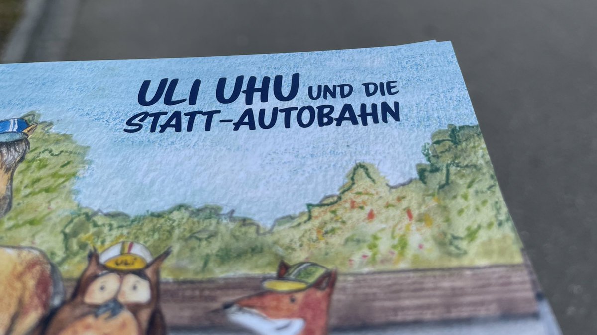 Uli 🦉fragt sich, ob es in #stgallen ein geeignetes Schaufenster oder ähnliches gibt, wo das Kinderbuch „Uli Uhu und die Statt-Autobahn“ präsentiert werden könnte inkl. Originalzeichnungen. Ideen?