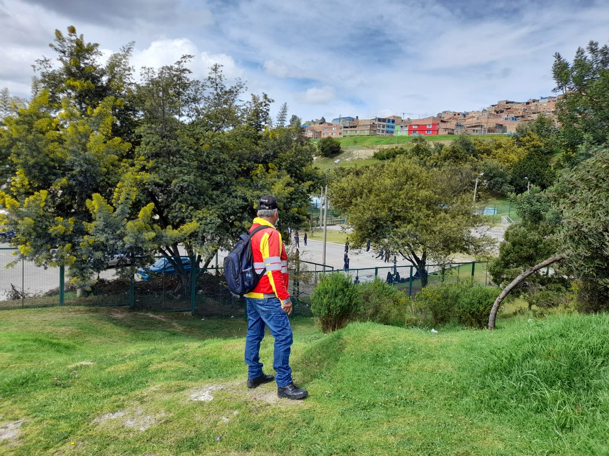 UsmeAlcaldia's tweet photo. #NuestraLabor✅ Los Gestores de Seguridad y Convivencia realizaron recorrido de identificación puntos críticos con presencia de cambuches y habitantes de calle en en el entorno del C.C. Altavista, con el fin de planificar atención integral. https://t.co/j4Ei83QWUC