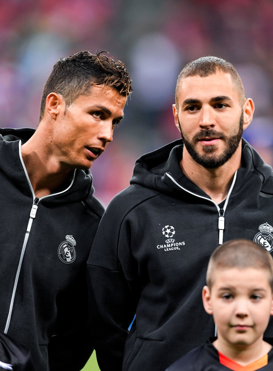 ActuFoot_'s tweet photo. Marquer deux triplés consécutifs en phase finale de LDC, ça n'est arrivé que deux fois dans l'Histoire :

🇵🇹 Cristiano Ronaldo 
🇫🇷 Karim Benzema 🆕 https://t.co/hcR11Q34h3
