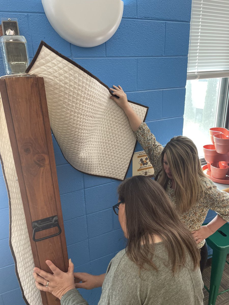 KathrynMBailey's tweet image. Thanks @sarahpjustice for showing off your #BeesInTheLibrary @RosmanMiddle @RosmanHS and your unBEElievable #BeeKnowledge @aladowDLS 🐝 📚