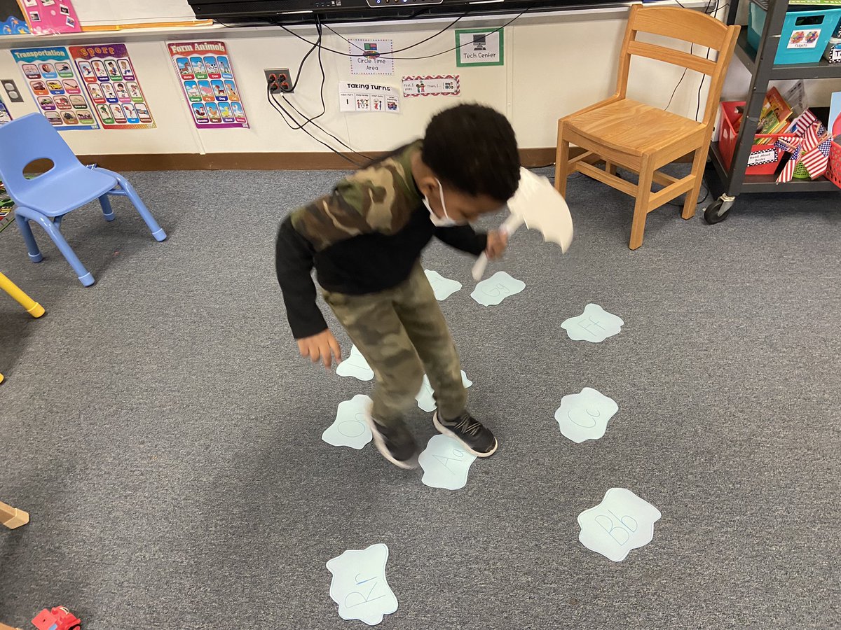 MrsF_MtView's tweet photo. Puddle jumping to letters on this rainy day! 💧🌧☔️@MtView07836 https://t.co/sMKy0fqi04