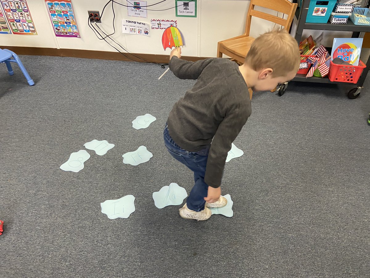 MrsF_MtView's tweet photo. Puddle jumping to letters on this rainy day! 💧🌧☔️@MtView07836 https://t.co/sMKy0fqi04