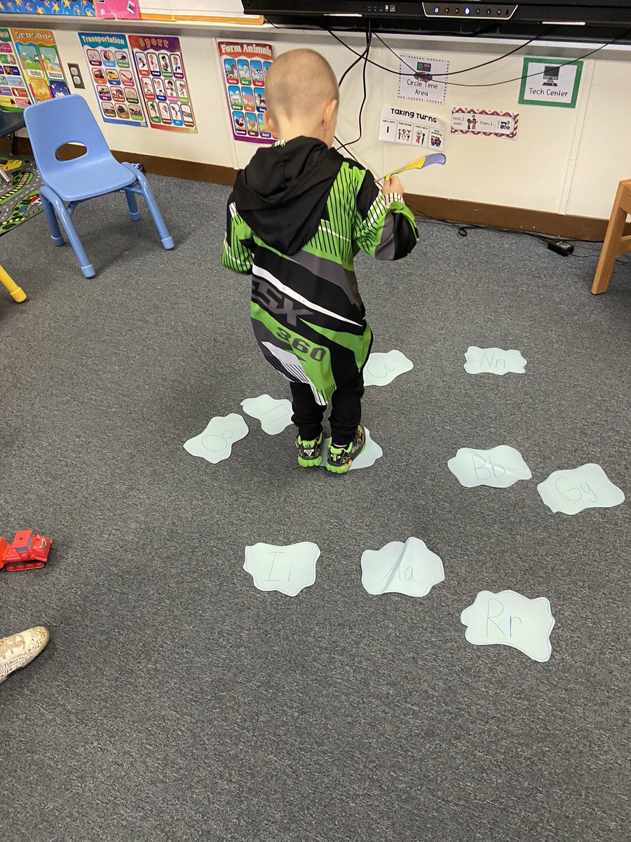 MrsF_MtView's tweet photo. Puddle jumping to letters on this rainy day! 💧🌧☔️@MtView07836 https://t.co/sMKy0fqi04