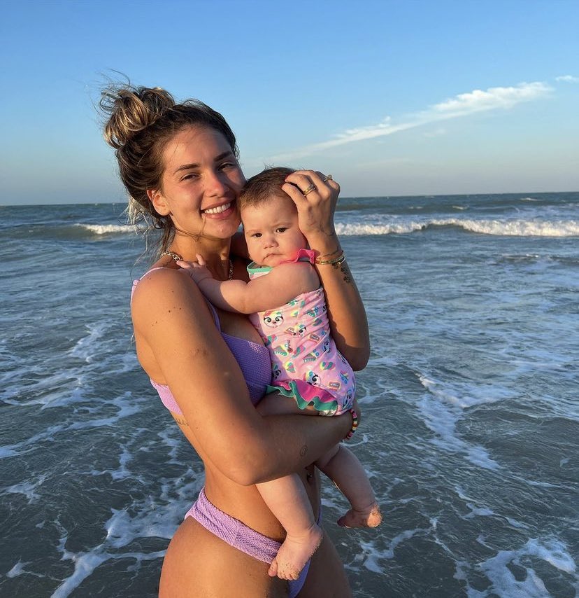 l4belledejour's tweet photo. hoje é dia dela que através de um vídeo simples é capaz de me tirar um sorriso e de uma conquista me traz inspiração. há 5 anos te vendo de longe crescer, errar, acertar e brilhar em todas suas fases e versões. feliz 23, que seja um novo ciclo iluminado! 🌟
HAPPY BDAY VIRGINIA https://t.co/5PvYaJwOZL