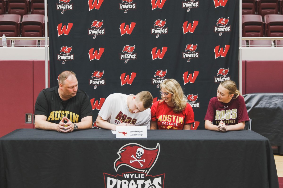 Super proud of our dude @hudgins_jordan for signing with <a href="/ACRoos_MBB/">Austin College ’Roos Men's Basketball</a> today! Expecting big things from him in the future!