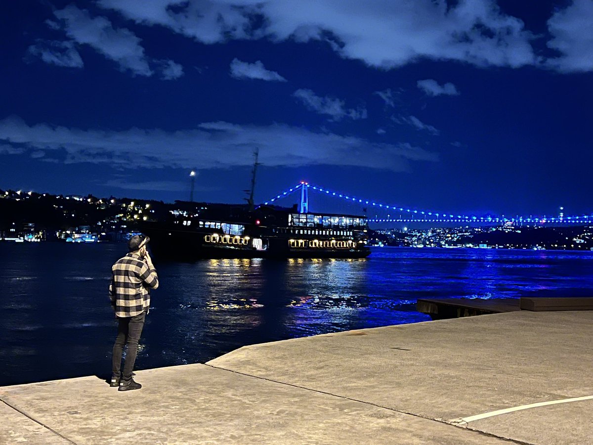 Erkekler gördüklerine, kadınlar ise duyduklarına inanır. Bu Yüzden: Kadınlar makyaj yaparlar, erkekler ise yalan söylerler.