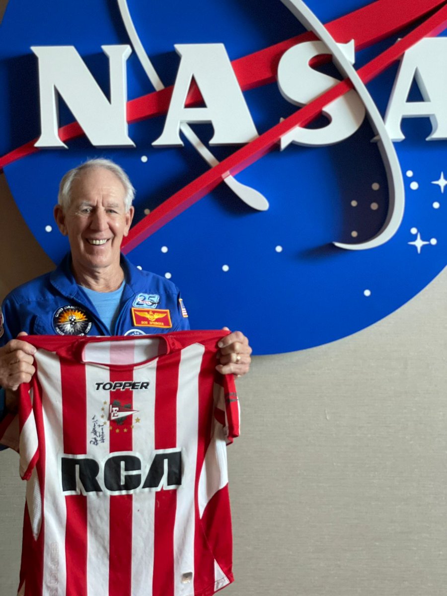 Un empresario platense de la #experienciasetnasa le dio al astronauta Bob Springer esta remera para firmar. <a href="/fededelia1/">Federico D'Elia</a> <a href="/gbazzan/">Gustavo Bazzan</a> <a href="/martintetaz/">Martin Tetaz</a> <a href="/ergasto/">Ergasto Riva</a> <a href="/LoidiJonatan/">Jonatan Loidi</a> <a href="/GaitaGonzalez/">GaitaGonzález</a> <a href="/GonzaloRMDT/">Gonzi</a> <a href="/lasilverii/">Lucas Silverii</a>