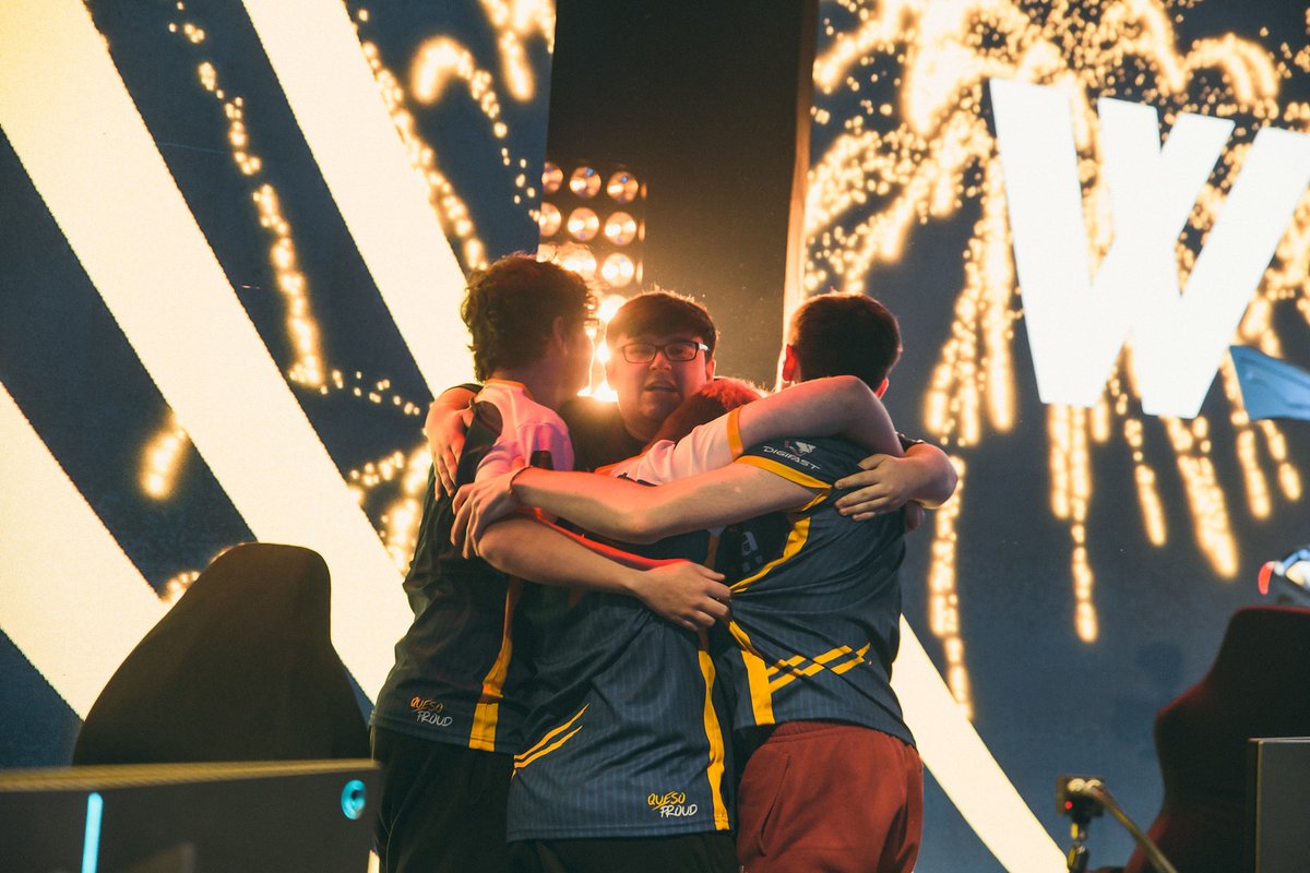 While Vatira was hurting after losing in the Grand Finals, Coach <a href="/NickOnRL/">M80 Nick</a> stepped in front of the cameraman's lens to protect his player from the "agony of defeat" money shot

That's what good coaches do. Those were his boys. Best of luck, Cheesy Nick 💛

📸: @ZeeboDesigns