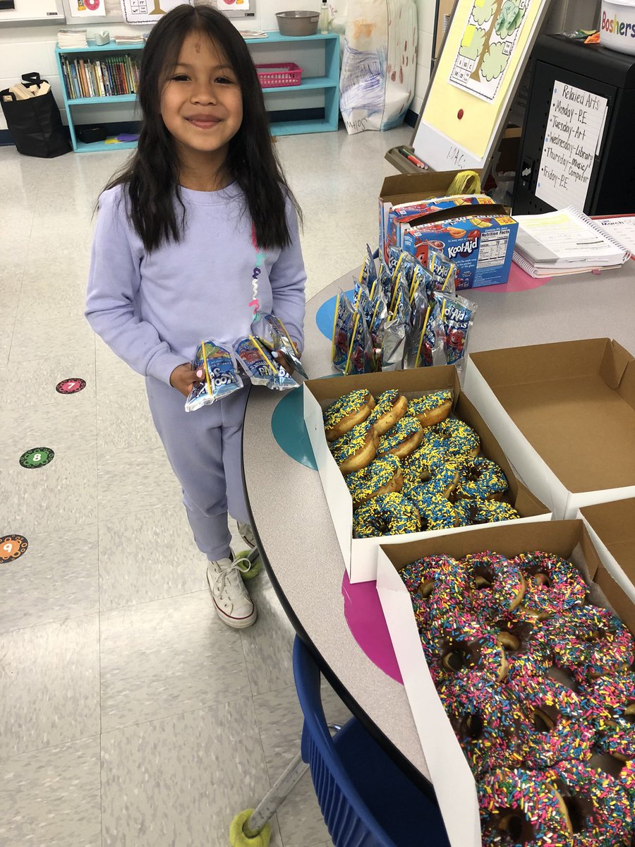 BoshersBlake's tweet photo. Thank you, Jaslyn, for bringing donuts and juice to share with your friends today! It made their morning! ❤️ @OGEStigercubs https://t.co/T8giO0vdxy