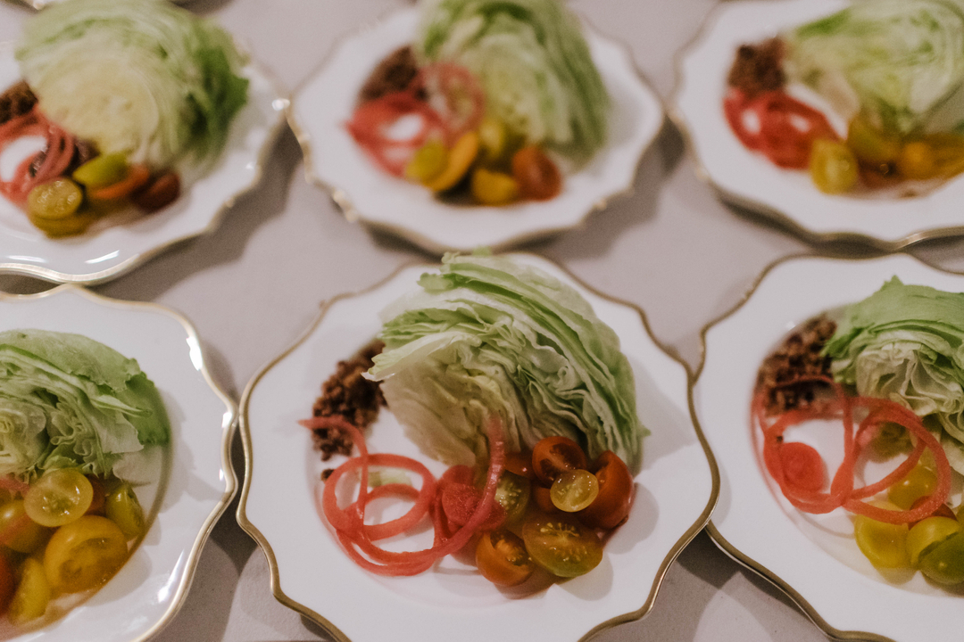 There's nothing like some amazing food to get you through #HumpDay! 

This #WedgeSalad with #ApplewoodBacon, #HeirloomCherryTomatoes, #PickledRedOnion, and #HouseBlueCheeseDressing by @TrueBlue_Events for our #December intimate #DinnerPartyReception was the perfect #SecondCourse