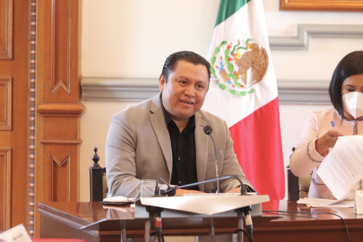 SUETHAPIPOPDOFL's tweet photo. Esta mañana, en presencia del Presidente Municipal @eduardorivera01, nuestro Secretario General @GonzaloJuarezM, tomó protesta como integrante del Comité Técnico de Pensiones. 
Sin duda estas acciones seguirán beneficiando a todos los integrantes que conforman el #SUETHAPIPOPD. https://t.co/dpVDMRKTbp