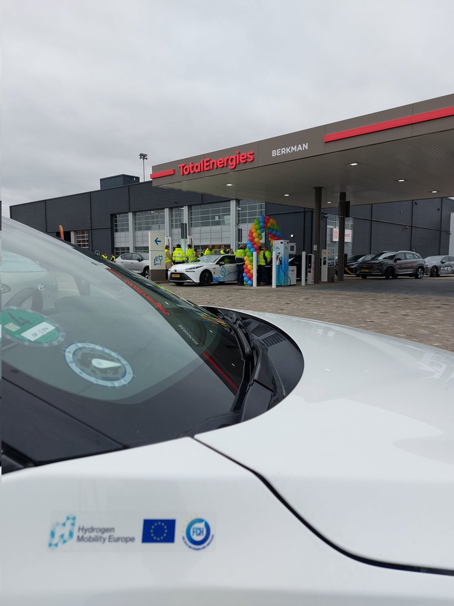 StefanNeis's tweet photo. Refueling our #hydrogen #fuelcell #hondaclarity at the newly opened HRS of @TotalEnergiesNL made possible by @InterregVLANED in the #Waterstofregio2 project coordinated by @WaterstofNet 
This car is part of the #hydrogenmobilityeurope #H2ME2 project of the @CleanHydrogenEU https://t.co/ev4N13mn0l