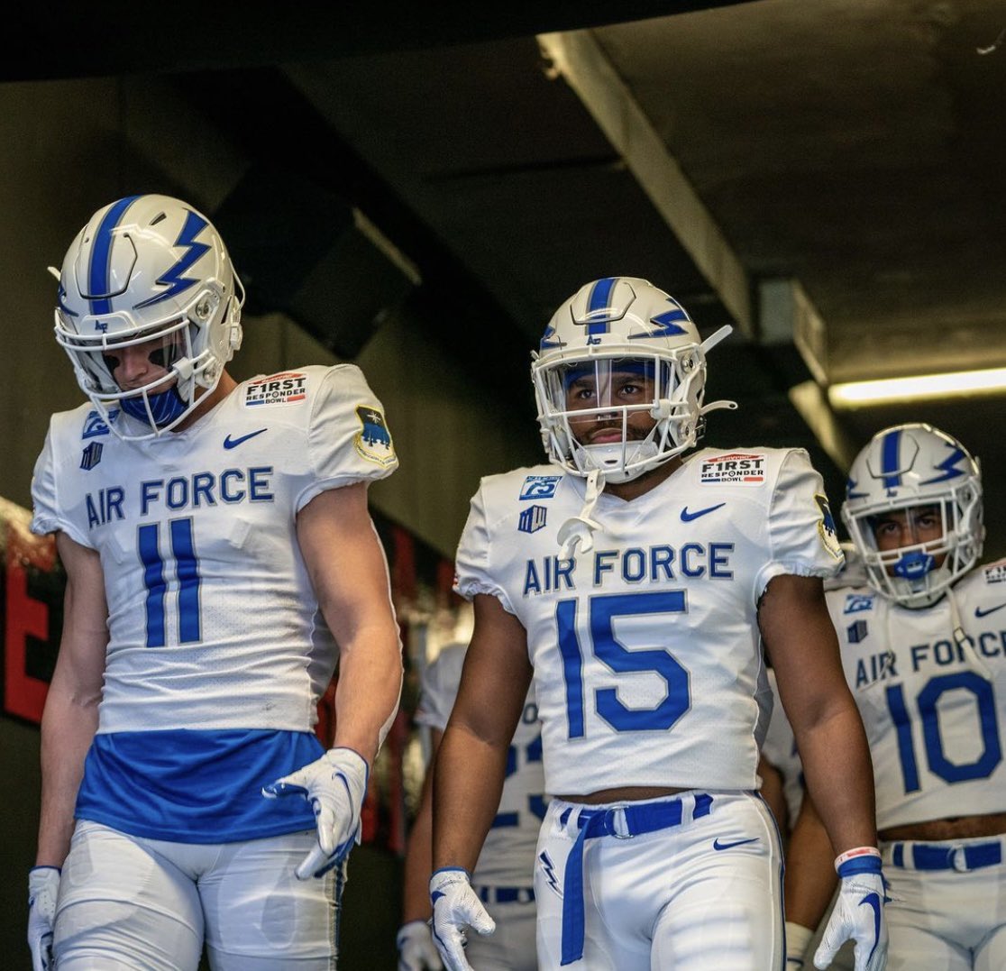 jakeclindsey's tweet photo. Blessed to receive my second offer from the United States Air Force Academy!! @coachcdjackson @JeffHerron19 @JonLindsey @LUmm55 @CamdenRecruits @BVEvery @xixnyne @Mansell247 @AF_Football https://t.co/rNjwPdOIZo